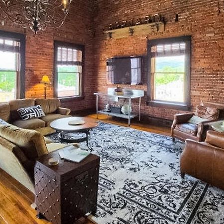 Brick Loft Penthouse On Main Apartment Brevard Exterior photo